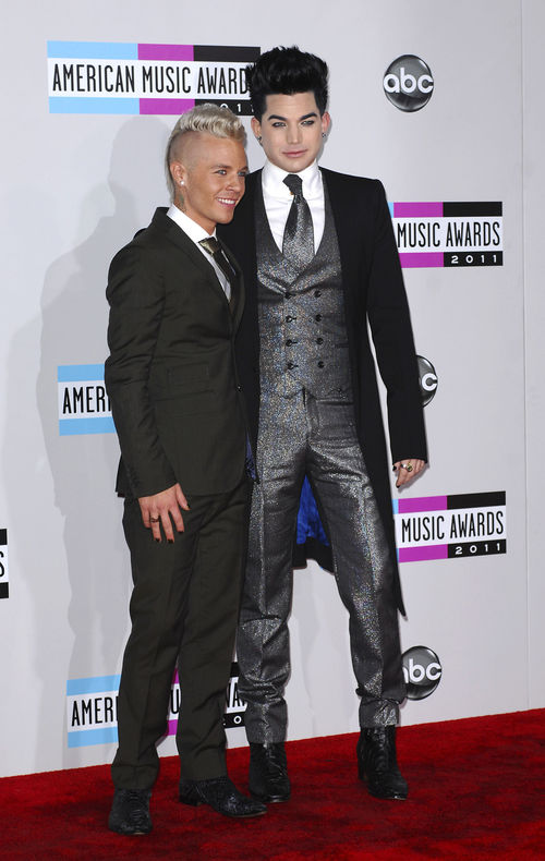 Adam Lambert - Adam Lambert od roku jest w związku z Finem Saulim Koskinenem. Adam Lambert - Adam Lambert od roku jest w związku z Finem Saulim Koskinenem.